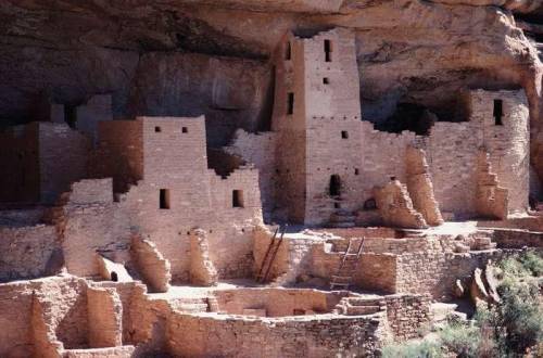 Giving brainliest

Who were the Anasazi?
A) A group of people living near the Pacific Coast
B) An an