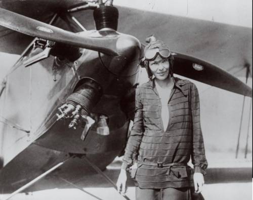 PLEASE ANSWER Which picture would be best to use on a yearbook page about Amelia Earhart to illustra