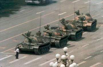 How does this june 5, 1989, photograph reflect the tiananmen square incident?  it shows the fu