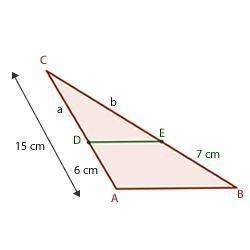 Sabiendo que el segmento DE es paralelo a la base del triángulo, las medidas de los segmentos a y b