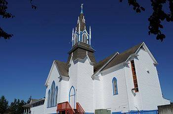 The photo shows a church in Poulsbo, Washington.
 

The architecture of this church reflectsthe imm