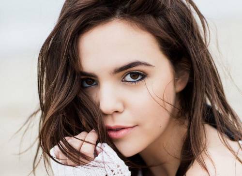 Can someone tell me how celebrities are so pretty? This is me V.S. Bailee Madison! I don't know HOW