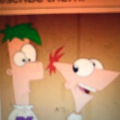 Describe phineas and ferb using a full sentence in Spanish with at least 3 adjectives