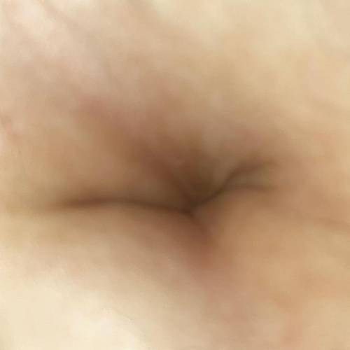 What does your belly button smell like genuinely pls mine smells like play-doh I don’t even have th