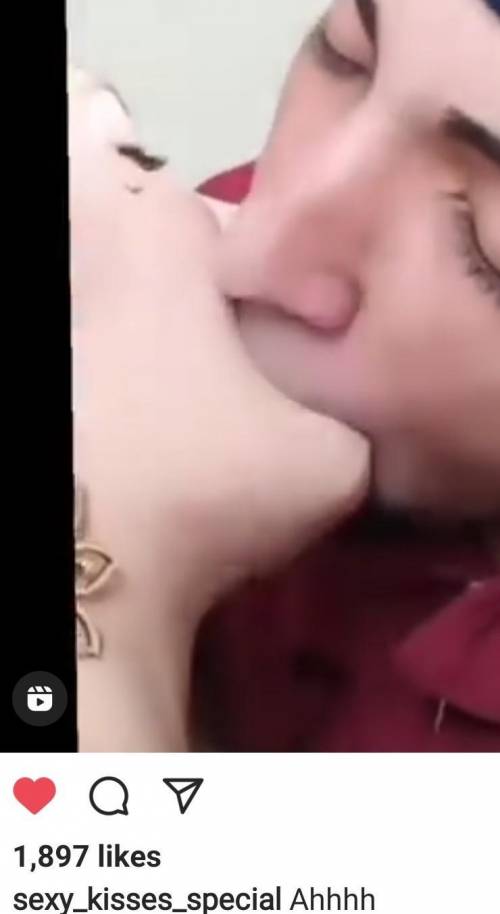Who likes this kiss msg me​